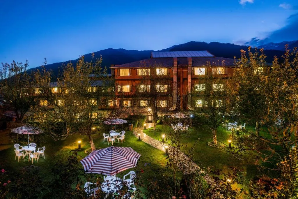 6332 manali honeymoon inn couple view