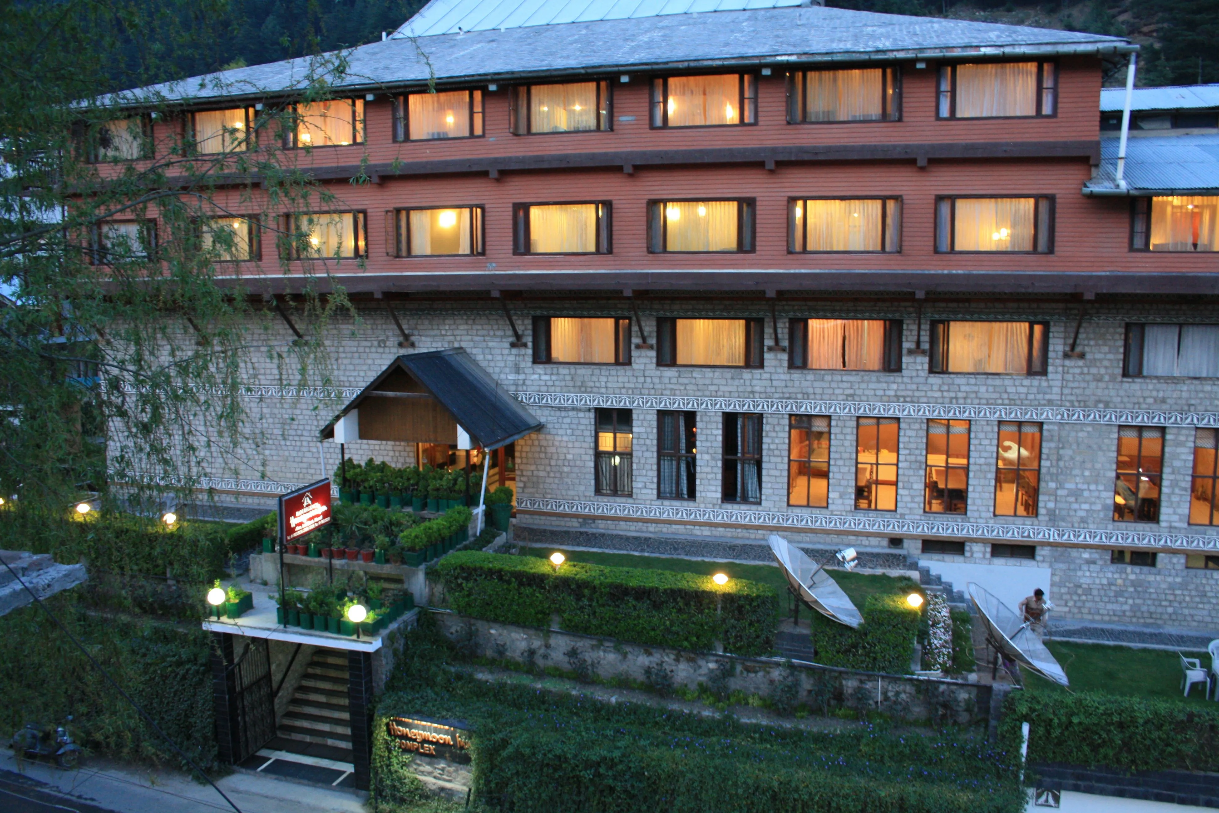 6332 manali honeymoon inn local food